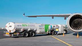 
        Um bis zu 80 Prozent werden die Emissionen in der Luftfahrt durch SAF gesenkt. (Foto: Neste)
      