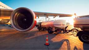 
        Die EU-Kommission hat vorgeschlagen, Kerosin und Schiffsdiesel in der EU nicht länger komplett von der Steuer zu befreien. Reine Cargo-Flüge sollen weiter ausgenommen bleiben. (Foto: Chalabala/iStock)
      