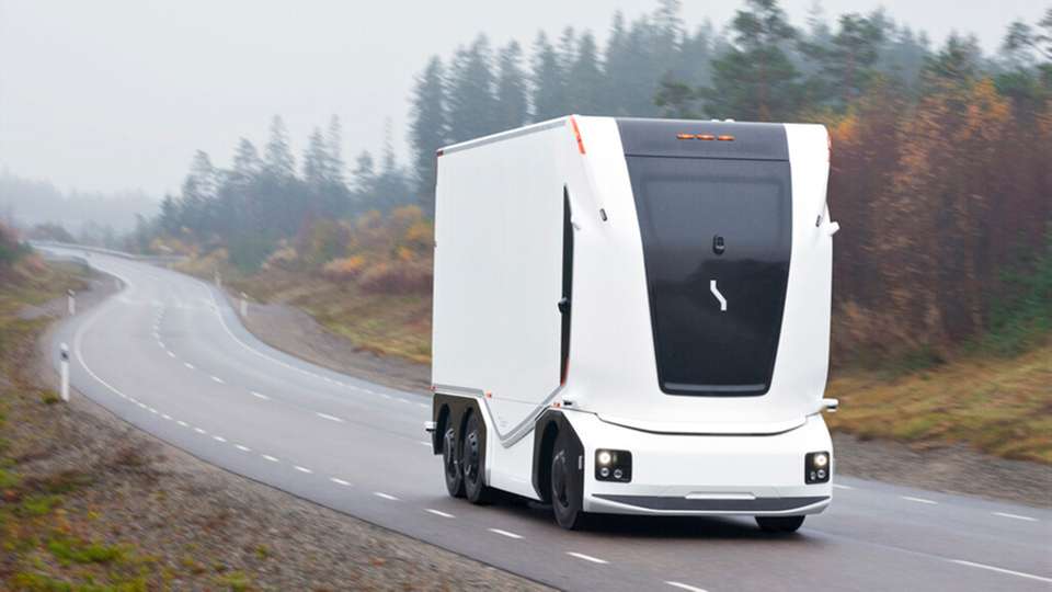 
        Die Einride-Trucks sind autonom unterwegs. Allerdings werden die Bewegungen der Fahrzeuge von einem Leitstand kontrolliert, der bei Bedarf per Fernsteuerung eingreifen kann. (Foto: Einride)
      