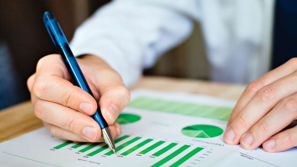 
        Bei der Taxonomie müssen Unternehmen Hunderte Aktivitäten ­betrachten. Dabei ist auch zu prüfen, ob bestimmte positive Effekte sich anders­wo negativ auswirken. Foto: anyaberkut/iStock
      