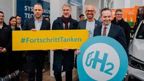 
        Wasserstofftankstelle am Tempelhofer Weg in Berlin eröffnet (von links): Sebastian Czaja (Vorsitzender der FDP-Fraktion im Berliner Abgeordnetenhaus), Kurt-Christoph von Knobelsdorff (Geschäftsführer von NOW), Nikolas Iwan (Geschäftsführer von H2 Mobility Deutschland) sowie Bundesverkehrsminister Volker Wissing (FDP). (Foto: H2 Mobility)
      