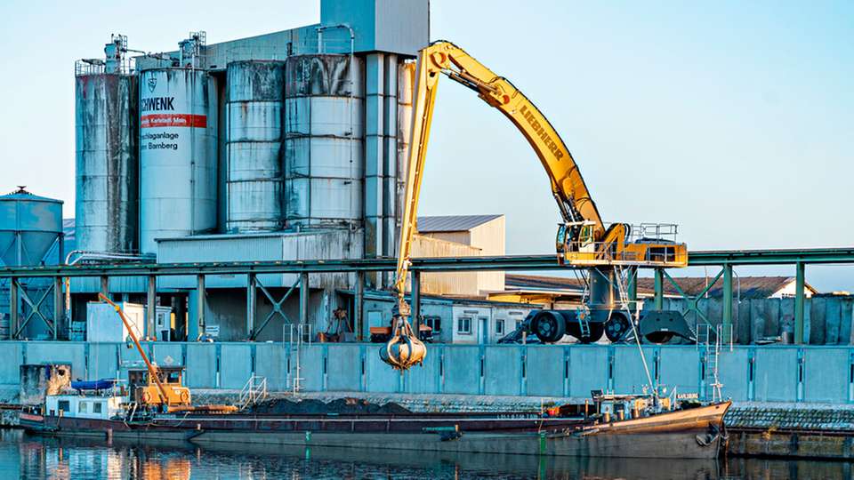 
        Umschlag mit dem mit HVO betankten Bagger LH110. (Foto: Bayernhafen / Michael Ziegle)
      