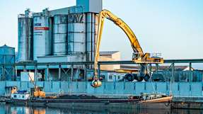 
        Umschlag mit dem mit HVO betankten Bagger LH110. (Foto: Bayernhafen / Michael Ziegle)
      