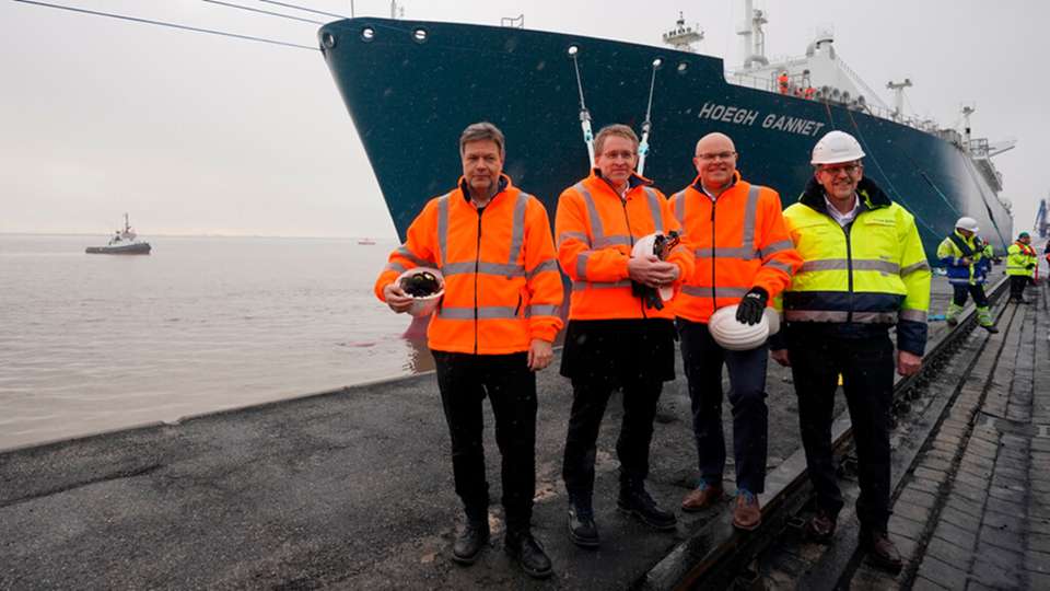
        (Foto: NPorts)Robert Habeck (Bundesminister für Wirtschaft und Klimaschutz der Bundesrepublik Deutschland), Daniel Günther (Ministerpräsident des Landes Schleswig-Holstein), Tobias Goldschmidt (Minister für Energiewende, Klimaschutz, Umwelt und Natur des Landes Schleswig-Holstein) und Frank Schnabel (Geschäftsführer des Hafens Brunsbüttel   vor der „Hoegh Gannet“ (v.l.n.r.) im Brunsbütteler Elbehafen.
      