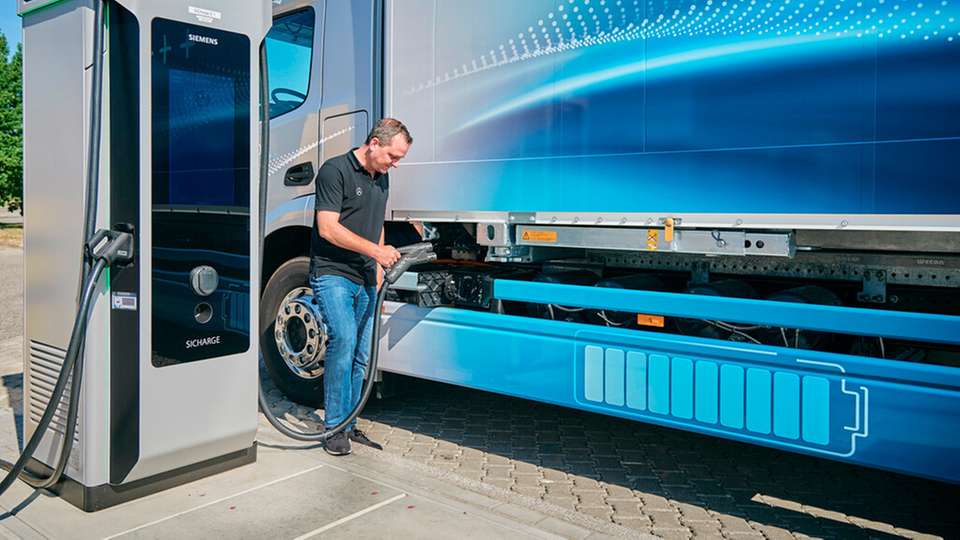 
        Ein E-Lkw von Daimler beim Aufladen. (Foto: Daimler)
      