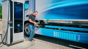 
        Ein E-Lkw von Daimler beim Aufladen. (Foto: Daimler)
      