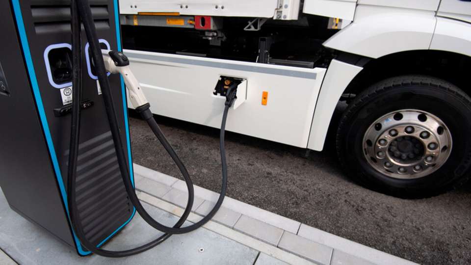 
        Ein Mercedes-Benz eActros lädt die Batterie an einer Ladesäule auf. (Foto: dpa/Marijan Murat)
      