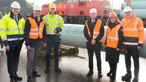 
        Für den Anschluss des LNG-Importterminals an das nordwesteuropäische Gasverbundnetz sind am Montag in Brunsbüttel die letzten Rohre entladen worden. Der Güterzug wurde begrüßt von (v.l.) Frank Schnabel (Brunsbüttel Ports), Tobias Goldschmidt (Grüne, Energieminister Schleswig-Holstein), Jens Schumann (Gasunie Deutschland), Volker Wissing  (FDP, Bundesminister für Digitales und Verkehr), Sigrid Nikutta (DB), Sebastian Bross (Salzgitter AG). (Foto: DB AG/Oliver Lang)
      