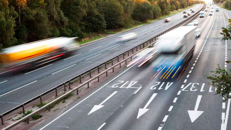 
        Der Gesetzesvorschlag soll verhindern, dass Lkw mit Batterieantrieb oder Biomethanoltank mit weniger Ladekapazität auskommen müssen. (Foto:  Peter Carruthers/iStock)
      
