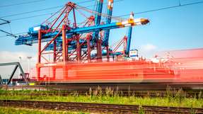 
        Eine Lok der Hafenbahn zieht Waggons im Hamburger Hafen. (Foto: dpa/imageBROKER/Stefan Ziese)Ein Güterzug im Hamburger Hafen. (Foto: querbeet/iStock)
      