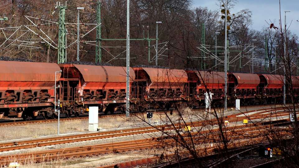 
        Eisenbahnwagen zur Kohleanlieferung am Heizkraftwerk München Nord in Unterföhring. (Foto: picture alliance/SZ Photo/Florian Peljak)Ein mit Kohle beladener Güterzug wartet auf das Signal zur weiterfahrt. (Foto: Denis Hasse/iStock)
      