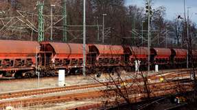 
        Eisenbahnwagen zur Kohleanlieferung am Heizkraftwerk München Nord in Unterföhring. (Foto: picture alliance/SZ Photo/Florian Peljak)Ein mit Kohle beladener Güterzug wartet auf das Signal zur weiterfahrt. (Foto: Denis Hasse/iStock)
      
