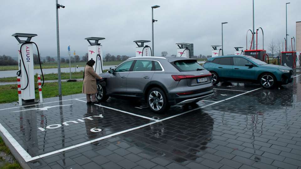 
        Ionity-Säulen in Illertissen an der Autobahn. (Foto: dpa/SZ Photo/Florian Peljak)
      