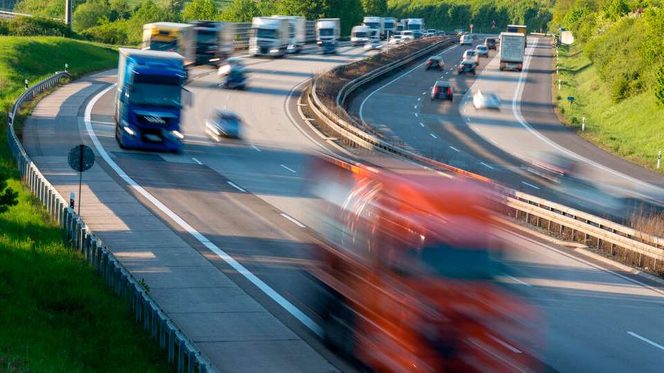 
        2027 soll mit dem EU-Emissionshandel für Straßenverkehr begonnen werden. (Foto: orionoco-art/iStock)
      