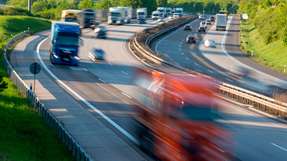 
        2027 soll mit dem EU-Emissionshandel für Straßenverkehr begonnen werden. (Foto: orionoco-art/iStock)
      