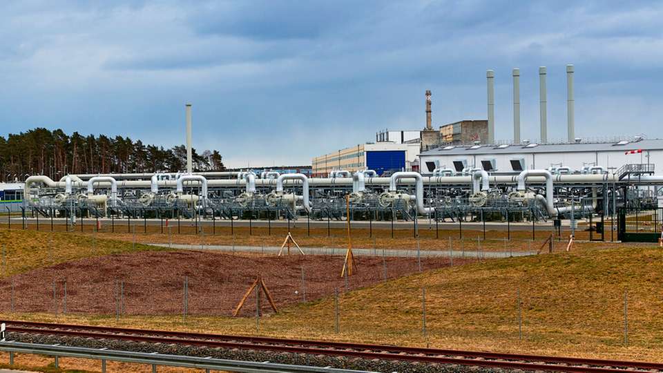 
        Ein mit Flüssigerdgas (LNG) beladener Tanker das wird vorpommerschen Lubmin entladen. (Foto: dpa/Stefan Sauer)Unweit der Anlage Nordstream 2 in Lubmin befindet sich das neue LNG-Terminal. (Foto: Stefan Dinse/iStock)
      