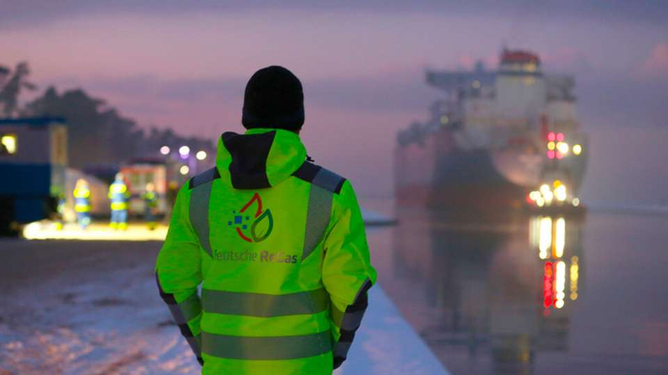 
        Die „Neptune“, ein Spezialschiff zur Umwandlung von Flüssigerdgas in den gasförmigen Zustand, lief am 16. Dezember in den Industriehafen von Lubmin ein. (Foto: IMAGO/BildFunkMV)
      