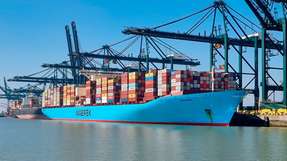 
        Fluggesellschaften belegen im Nachhaltigkeitsranking die hinteren Plätze. (Foto: chalabala/iStock)Die Reederei Maersk belegt den fünften Platz im Nachhaltigkeitsranking. (Foto: fokkebok/iStock)
      