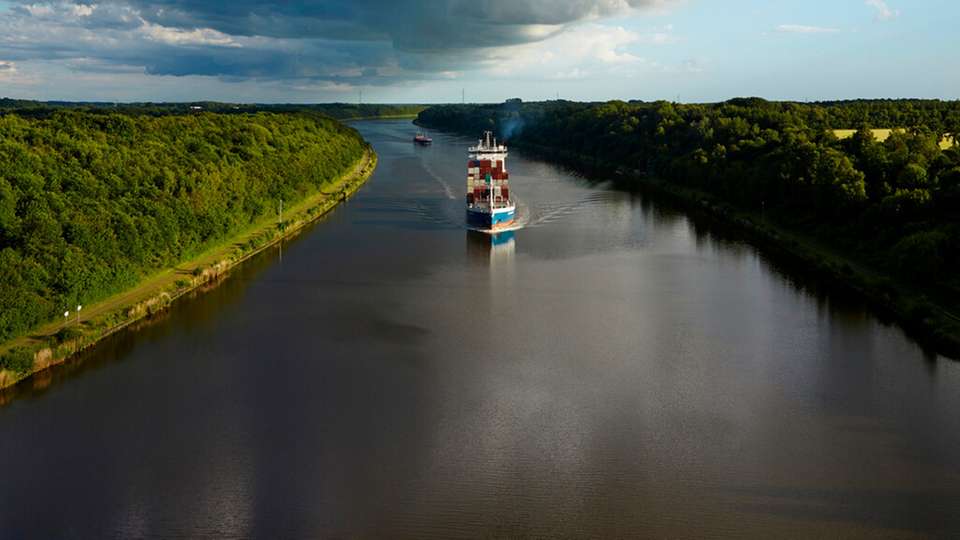 
        Frachtschiff fährt im Herbst und Nebel durch den Nord-Ostsee-Kanal (Foto: IMAGO / imagebroker)Im vergangenen Jahr haben 26.882 Schiffe die künstliche Wasserstraße genutzt. (Foto: Schulzhattingen)
      