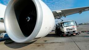 
        Umweltschützer sind wenig beeindruckt von den Plänen der ICAO. (Foto: iStock)Eine Boeing 777F wird mit umweltfreundlicherem SAF betankt. (Foto: dpa/REUTERS/Ralph Orlowski)
      