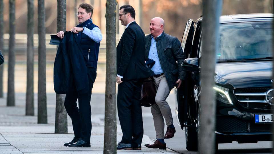 
        Mercedes-Benz-Chef Ola Källenius (links) kommt zum Spitzentreffen von Vertretern der Autoindustrie mit Kanzler Scholz im Bundeskanzleramt. (Foto: picture alliance/dpa/Bernd von Jutrczenka)
      