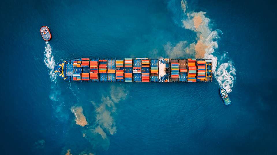 
        Finanzielle Anreize in Form von Subventionen und Steuervorteilen sowie längere Frachtverträge als Belohnung für niedrigere Kohlenstoffemissionen regen Spediteure dazu an, ihre Emissionen zu senken. (Foto: iStock)
      
