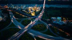 Je geringer die Verkehrsdichte, desto niedriger der Emissionsausstoß: Tourenplanung nach Fließgeschwindigkeit ist effizient und nachhaltig – das ermittelt die mathematische Datenauswertung.