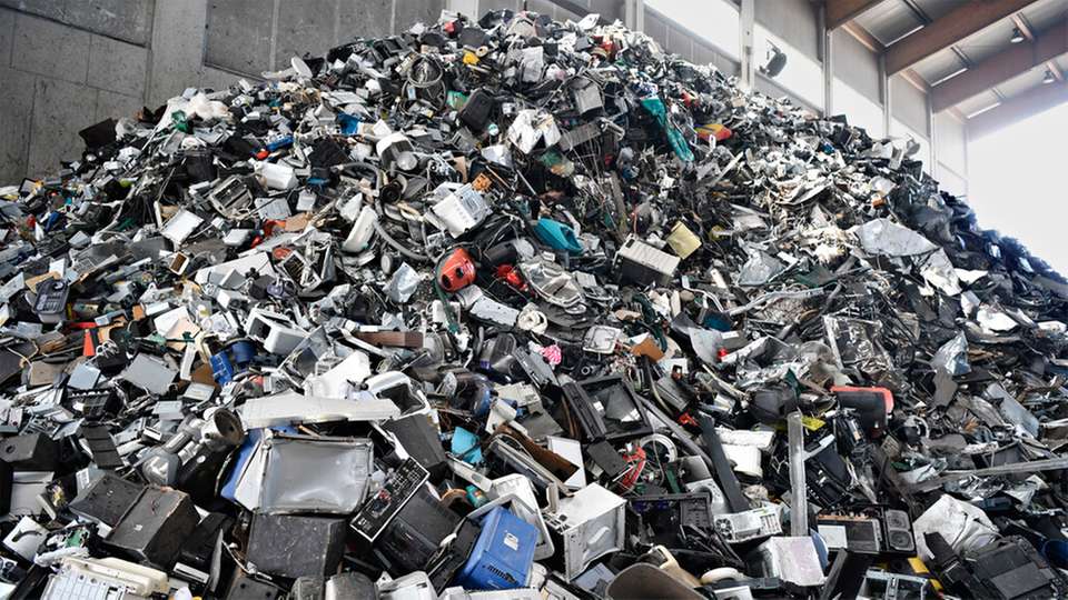 Elektronik- und Elektrokleingeräte bei einer Recyclingfirma im niederösterreichischen Amstetten. Recycling ist zwar notwendig, in einer Kreislaufwirtschaft aber immer das letzte Mittel.