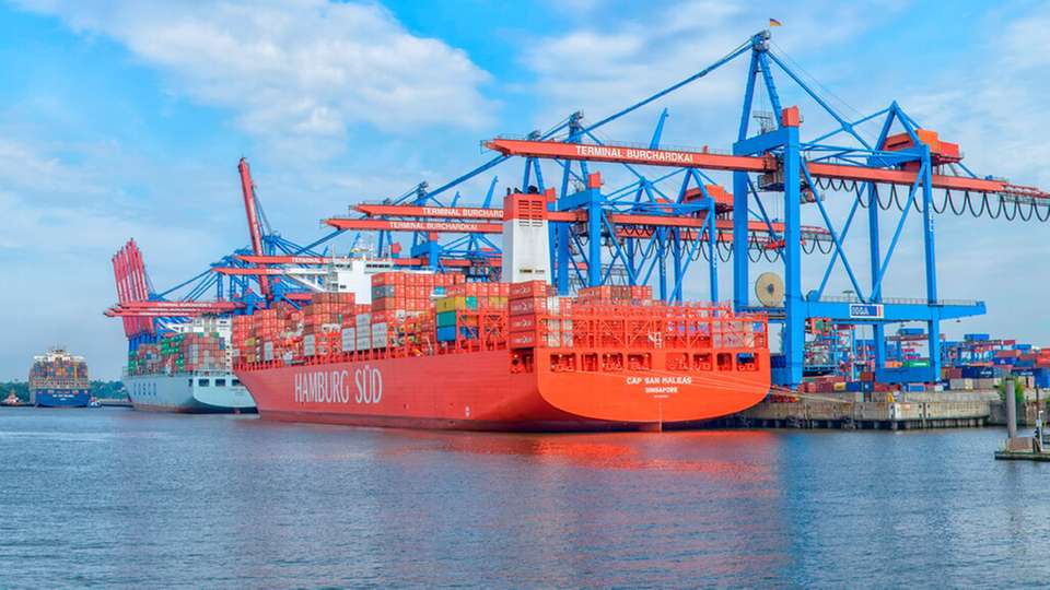Wartet mit dem besten CO₂-Score auf: Hamburg Süd. Das Analysehaus Xeneta führt ein Carrier-Ranking ein, das die Emissionen der Linienreedereien pro Tonne Ladung vergleichbar macht. Evergreen verzeichnet den schlechtesten Wert.
