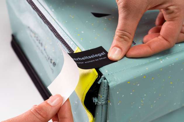 Die Versandbox kann mit einem Sicherheitssiegel versehen werden.