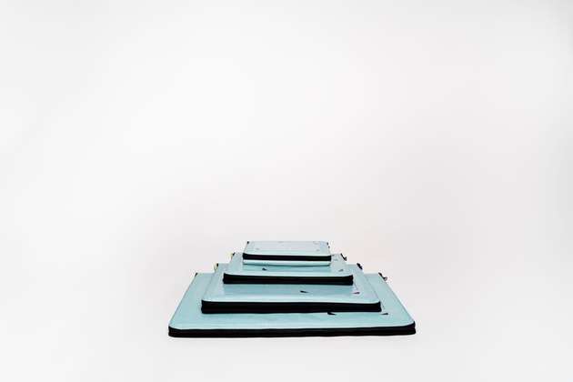 Die Verpackungen lassen sich platzsparend falten und sind wasserabweisend.