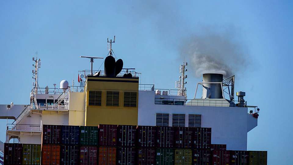 Laut dem Abschlussbericht des IMO-Umweltausschusses MEPC, der der DVZ vorliegt, einigten sich die Delegierten auf ein vage formuliertes Ziel, demzufolge die Treibhausgas-Emissionen „um das Jahr 2050 herum“ auf null zu bringen seien. Dieses Ziel gilt allerdings mit der sehr vagen Einschränkung, dass die „Belange einzelner Staaten“ Berücksichtigung finden müssen.