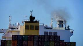 Laut dem Abschlussbericht des IMO-Umweltausschusses MEPC, der der DVZ vorliegt, einigten sich die Delegierten auf ein vage formuliertes Ziel, demzufolge die Treibhausgas-Emissionen „um das Jahr 2050 herum“ auf null zu bringen seien. Dieses Ziel gilt allerdings mit der sehr vagen Einschränkung, dass die „Belange einzelner Staaten“ Berücksichtigung finden müssen.