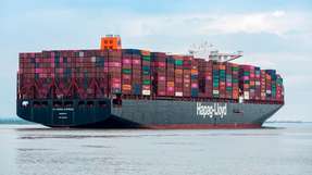Das Containerschiff „Al Dahna Express“ auf der Elbe.