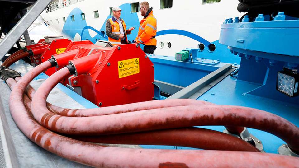 Kreuzfahrtschiffe können im Hamburger Hafen bereits heute mit Landstrom versorgt werden. Als erste Containerreederei wird voraussichtlich MSC ab dem kommenden Jahr diesen Service nutzen.