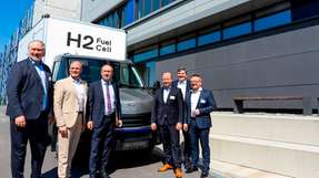 Auf dem Wasserstoffgipfel in Dillingen präsentierten GP JOULE und Quantron ihre Pläne für das Wasserstoffprojekt Schwaben: (von links) Heinrich Gärtner, Mitgründer und CTO von GP Joule, Landtagsabgeordneter Fabian Mehring, Bayerns Wirtschaftsminister Hubert Aiwanger, Andreas Haller, Gründer und Vorstandsvorsitzender der Quantron AG, Landrat Markus Müller und André Steinau, Geschäftsführer GP Joule Hydrogen.
