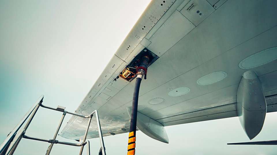 SAF kann als Ersatz für herkömmliches fossiles Kerosin verwendet werden und bereits jetzt bis zu 50 Prozent mit diesem gemischt werden.