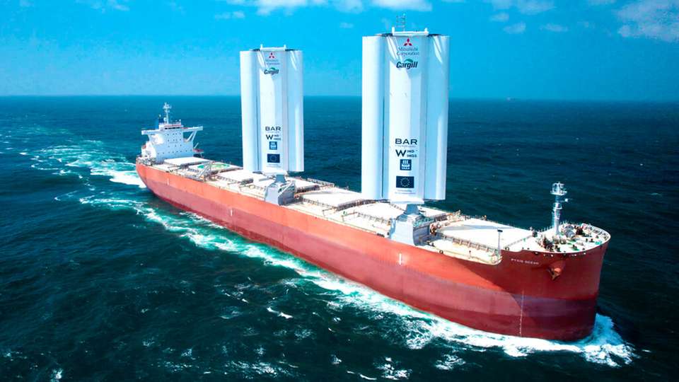 Der Antrieb des Massengutfrachters „Pyxis Ocean“ wird von zwei Segeln unterstützt. 