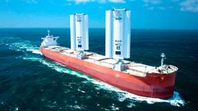 Der Antrieb des Massengutfrachters „Pyxis Ocean“ wird von zwei Segeln unterstützt. 