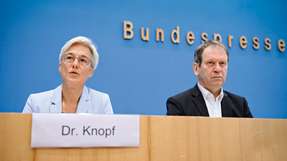 Hans-Martin Henning, Vorsitzender des Expertenrats für Klimafragen (ERK), und die stellvertretende Vorsitzende Brigitte Knopf stellten am Dienstag in der Bundespressekonferenz die Stellungnahme ihres Gremiums zum Klimaschutzprogramm 2023 und den Prüfbericht für die Sektoren Gebäude und Verkehr vor.