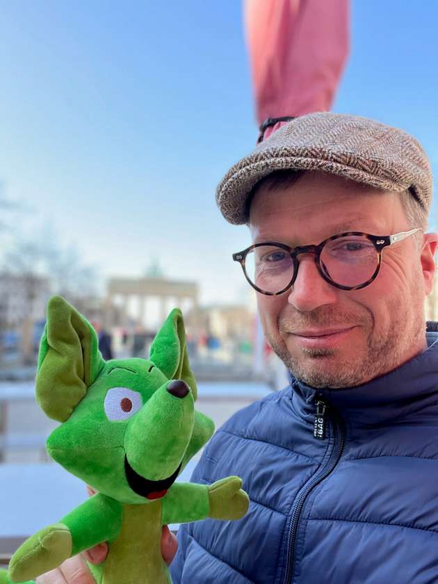 Seit 1999 ist Felix Dossmann Vorreiter bei der Umstellung von Logistikprozessen auf papierlose Abläufe. Seine Systeme werden von großen Handelsunternehmen wie Edeka, Rewe, Netto, Penny und Hermes Einrichtungsservice genutzt. 2017 verkaufte er sein Unternehmen und engagiert sich nun für nachhaltige Geschäftsentwicklung im digitalen Zeitalter. Nachdem er zunächst anderen Unternehmen helfen wollte, den digitalen Wandel zugänglicher zu machen, gründete er 2021 das eigene Unternehmen Grünfuchs in Göttingen.