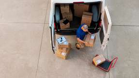 Die Zustellung auf der letzten Meile allein macht weltweit bis zu 50 Prozent aller Transportemissionen im E-Commerce-Sektor aus. Auch die Zustellversuche treiben die Scope-3-Emissionen in die Höhe.