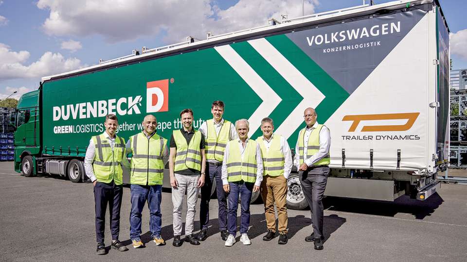 Timo Schieb (Volkswagen Konzernlogistik), Abdullah Jaber (Trailer Dynamics), Simon Motter (Volkswagen Konzernlogistik), Dr. Ansgar Hermes (Volkswagen Konzernlogistik), Michael W. Nimtsch (Trailer Dynamics), Jörg Witt (Duvenbeck Group) und Bernd Reining (Duvenbeck Group) (l. nach r.) arbeiten gemeinsam an dem Feldtest des eTrailers.