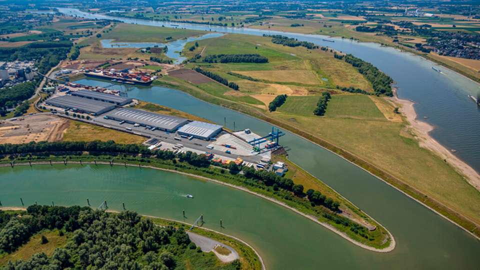 Containerterminal im Containerhafen des Binnenhafen am Wesel-Datteln-Kanal im Ortsteil Spellen in Voerde (Niederrhein) im Bundesland Nordrhein-Westfalen.
