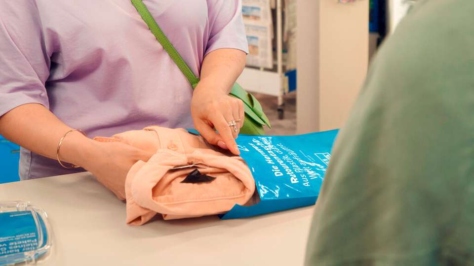 In jedem Hermes PaketShop in Deutschland ist ab sofort die neue Retourentasche erhältlich, die aus „wildem“ Plastik hergestellt wird.