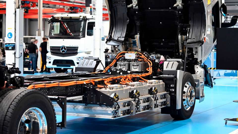 Ein E-Actros im Werk der Daimler Truck AG.