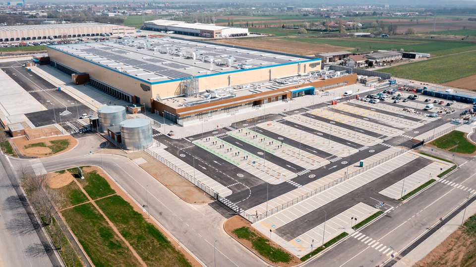 Zero-Carbon-Zertifizierung angestrebt: Wie sich Nachhaltigkeit von Industrie und Logistikimmobilien neu definiert, soll diese Anlage in Orbassano bei Turin deutlich machen.