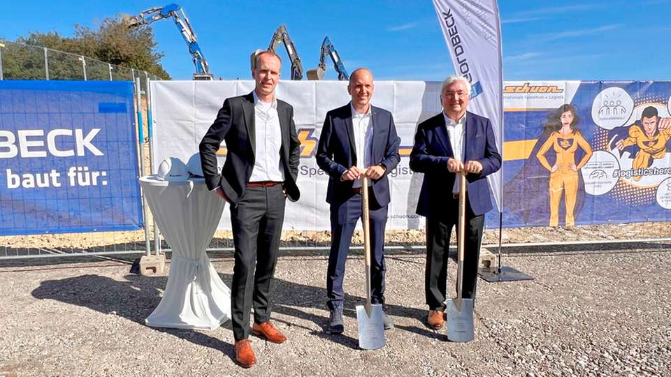 Stefan Forkefeld, Niederlassungsleiter Stuttgart bei der Goldbeck Süd GmbH, überreicht die gravierten Spaten an Alexander Schuon und Theo Schuon, Geschäftsführer der Alfred Schuon GmbH (v.l.n.r.). Der symbolische Spatenstich erfolgte Ende September.