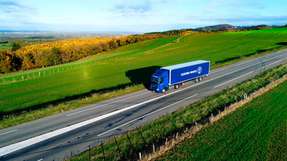 Der Biotreibstoff HVO (Hydrotreated Vegetable Oil) gilt als Brückentechnologie hin zu einer emissionsärmeren Straßenlogistik.