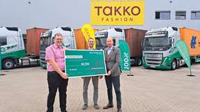 Holger Schulz, Geschäftsführer EKB (r.), überreicht symbolisch die seit Juli eingesparten CO2-Emissionen an Timo Esleben, Director Supply Chain and Logistics bei Takko Fashion (l.). Ebenfalls auf dem Foto: Markus Trettin von der Wirtschaftsförderung Stadt Winsen.